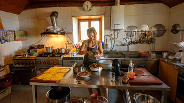 Tessin - Capanna Brogoldone - Hüttenwirtin Chloe beim Zubereiten der Lasagne 