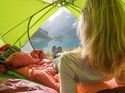 Trekking mit Zelt und Schlafsack am See