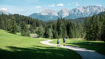 Unterwegs auf dem Spitzenwanderweg in der Zugspitzregion