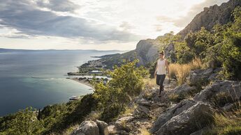 Woman hiking on sea coast Kroatien Küste Meer Frau wandern Wandererin