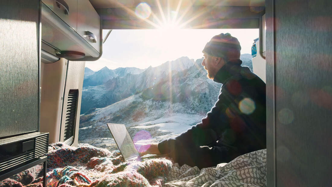 Unterwegs-arbeiten-Mobile-Office-in-der-Natur