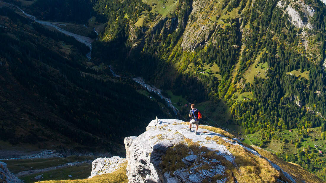 Schweizer-Alpen-Wandern-im-Lauterbrunnental