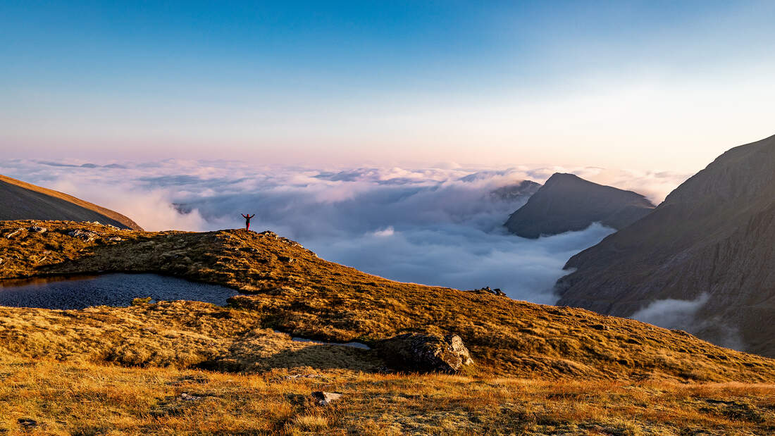 Wandern-ber-die-Berge-der-Fannichs-Gl-cklich-in-Schottland