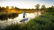 Stand Up Paddling im Sonnenuntergang