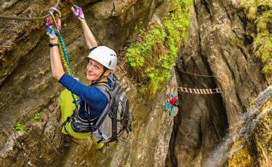 Frau am Klettersteig 