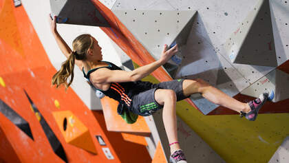 KL Janja Garnbret bouldert im Überhang beim adidas Rockstars Wettkampf