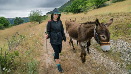 GettyImages/wanderluster: Mädchen mit Esel im italienischen Berge 