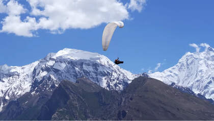 Fabi Buhl und Will Sims mit Gleitschirm FA im Karakorum