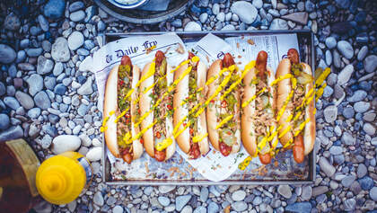 Hot Dogs mit Essiggurken und Senf; Camp Cooking