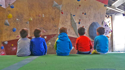 KL Kinder in der Boulderhalle - Klettern mit U6-Kids