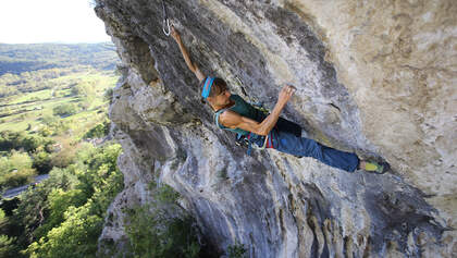 Angy Eiter klettert in der Bat Cave bei Buzet, Kroatien