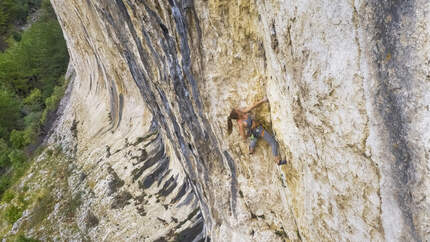 Rock climber ascending cliff Kroatien Klettern Sportklettern Klettererin Felsen Urlaub