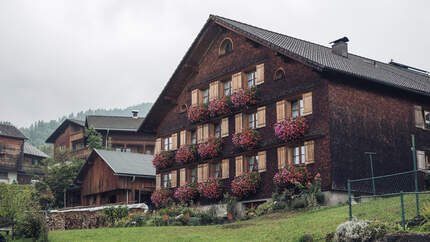 Bregenzerwald Bauernhaus traditionelles Haus Urlaub Wandern Vorarlberg Österreich