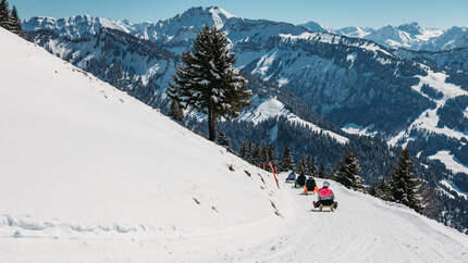 Naturrodelbahn Bezau Baumgarten Bregenzerwald Schlitten fahren Rodeln Winter Urlaub Österreich