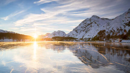 Zugefrorener See im Winter