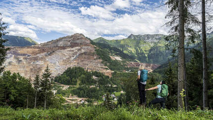 Steiermark Österreich Blick Radmerhals auf Erzberg Leoben wandern Tagebau