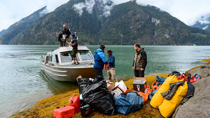 od-0219-kanada-Wilderness-International-Entladung-des-Wassertaxis-im-Toba-Valley_Copyright-Erik-van-de-Perre_100pc.psd (jpg)