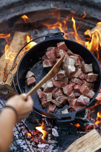 Camp Cooking: One-Pot Gerichte für kalte Tage am Lagerfeuer 