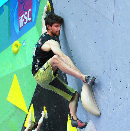 KL Jan Hojer demonstriert Beweglichkeit beim Bouldern