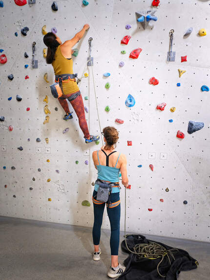 Vorstieg klettern in der Kletterhalle 