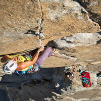 kl-alexandra-schweikart-free-el-capitan-alexandra-climbing-the-crux-pitch-beak-flake-5-13b-c-johnny-ingrisch (jpg)
