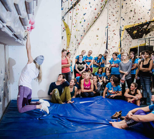 kl-boulderqueens-boulder-tipps-shauna-coxsey-trainingsboard-claudiaziegler_5925 (jpg)