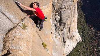 kl-free-solo-honnold-film-07_Alex-Honnold-klettert-El-Capitans-Freerider-im-Yosemite-Free-Solo-c-National-GeographicJimmy-Chin-1 (jpg)