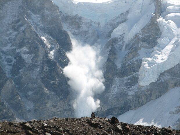 kl-lawine-Avalanche_on_Everest-May-2006-Ilan Adler-public-domain-wikimedia (JPG)