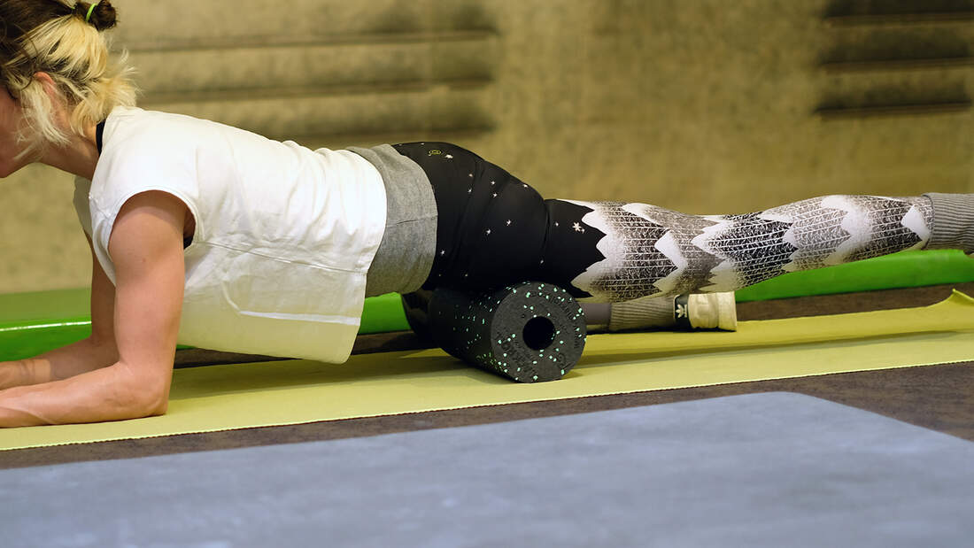 kl-massage-regeneration-oberschenkel-massage-rolle-foamroller (jpg)