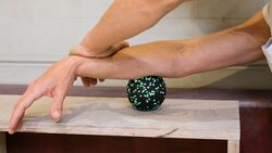 kl-massage-regeneration-unterarm-massage-klettern-kugel (jpg)