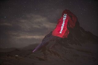 outdoor berg corona matterhorn beleuchtung solidarität 