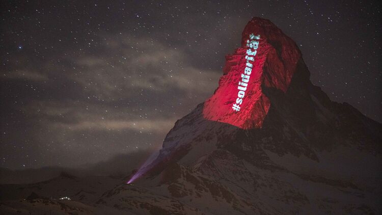 outdoor berg corona matterhorn beleuchtung solidarität 