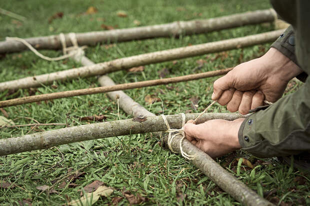 outdoor unterstand selbst gebaut bushcraft